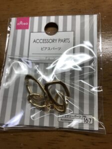 100均アクセサリーパーツを使って、つなげるだけの簡単ピアス！